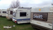 Durch die Oktobersturmflut zerstörte Wohnanhänger stehen auf einem Campingplatz in Langballig. © NDR 