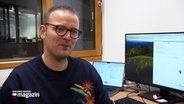 Physikstudent Fabian Gropp sitzt in einem Büro und lächelt dezent in die Kamera bei einem Interview. © NDR 