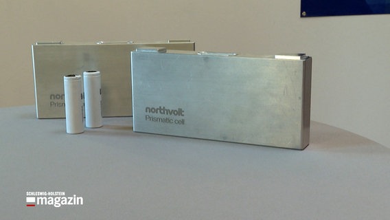 Batterien und Akkus der Firma Northvolt stehen auf einem Tisch in einem Raum. © NDR 