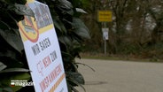 Ein Banner mit dem Schriftzug "Wir sagen nein zum Umspannwerk" steht vor dem Ortsschild von Pöschendorf. © NDR 