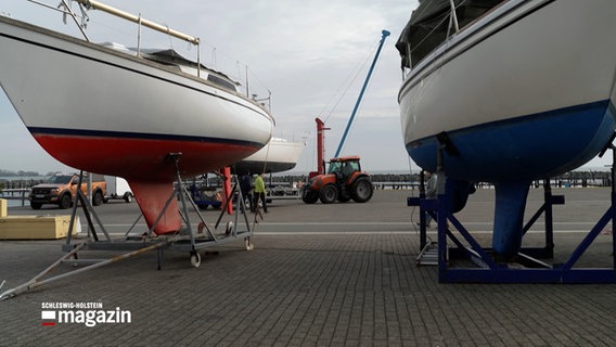 Zwei Segeljachten stehen auf Gestellen im Jachthafen von Schilksee. © NDR 