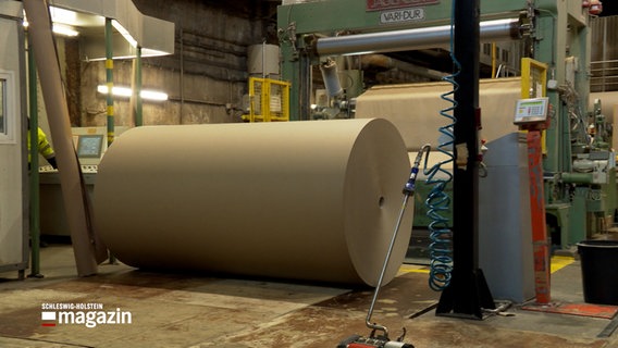 Eine Papierrolle rollt vom Band in einer Papierfabrik in Tornesch. © NDR 