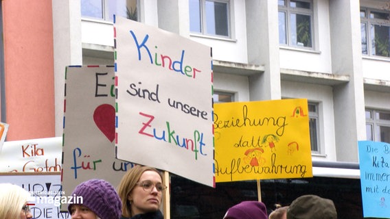 Zahlreiche Menschen demonstrieren vor dem Landeshaus in Kiel gegen das Kitagesetz. © NDR 