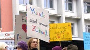 Zahlreiche Menschen demonstrieren vor dem Landeshaus in Kiel gegen das Kitagesetz. © NDR 