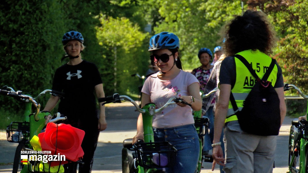 Mehrere Frauen übern Fahrradfahren bei einem Kurs in Kiel-Mettenhof.
