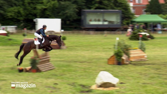 Ein Mann reitet auf einem Pferd beim Vielseitigkeitsreiten-Turnier in Tasdorf. © NDR 