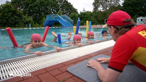 Schüler üben im Freibad Katzheide im Kieler Stadtteil Gaarden während eines Schwimmunterrichts. © NDR 