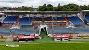 Eine Drohnenaufnahme zeigt Bauarbeiten an einer der Tribühnen im Holstein Stadion in Kiel. © NDR 