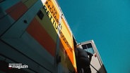 Ein Notfallsanitäter steigt in einen Rettungswagen ein. © NDR 