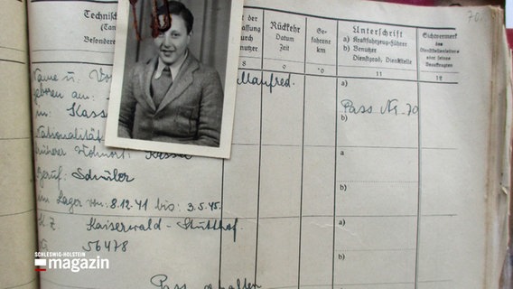 Ein historisches Foto zeigt ein kleines Foto eines Jungen an ein Eintragungsbuch angeheftet. © NDR 