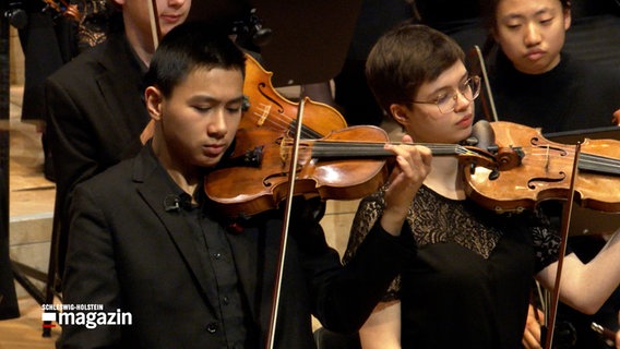 Junger Geiger spielt in einem Orchester in der Elbphilarmonie in Hamburg. © NDR 