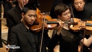 Junger Geiger spielt in einem Orchester in der Elbphilarmonie in Hamburg. © NDR 
