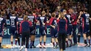 Die Handballmannschaft der SG Flensburg -Handewitt feiert nach dem Sieg gegen THW Kiel auf dem Spielfeld © Screenshot Schleswig-Holstein Magazin 