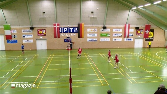 Junge Frauen der dänischen Juniorinnen feiern auf der Spielfläche bei den Europameisterschaften im Fausball im dänischen Grenzort Krusau. © NDR 