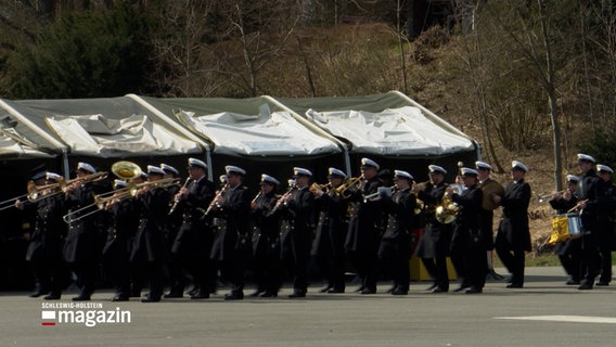 Mitglieder der Marine spielen in einem Spielmannszug Blasinstrumente © NDR Foto: NDR Screenshots