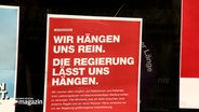Ein Plakat mit der Aufschrift: "Wir hängen uns rein. Die Regierung lässt uns hängen." weisst auf den Streik von Ärzten und Apothekern hin. © NDR Foto: NDR SCreenshots