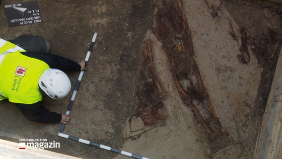Eine Archäologin vermisst ein ein Skelett in einem Armenfriedhof in Lübeck © NDR Foto: NDR Screenshots