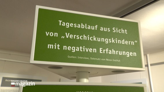 Eine Tafel mit der Aufschrift: "Tagesablauf aus Sicht von Verschickungskindern mit negativen Erfahrungen © NDR Foto: NDR Screenshots