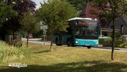 Ein Bus fährt durch den Kreis Rendsburg-Eckernförde © NDR Foto: NDR Screenshots
