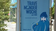 Ein Plakat weist auf die Travemünder Woche hin. © NDR Foto: NDR Screenshots