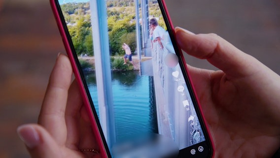 Eine Person springt von einer Brücke © NDR Foto: NDR Screenshots