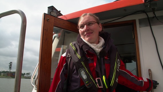 Lotsin Miriam Schlüter steht auf ihrem Schiff © NDR Foto: NDR Screenshots