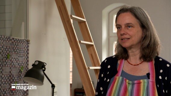 Die Künstlerin Anke Müffelmann steht für ein Interview vor der Kamera © NDR Foto: NDR