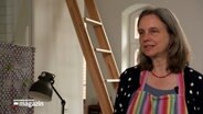 Die Künstlerin Anke Müffelmann steht für ein Interview vor der Kamera © NDR Foto: NDR