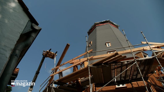 Eine ehemalige Mühle wird von unten gezeigt. © NDR Foto: NDR Screenshots