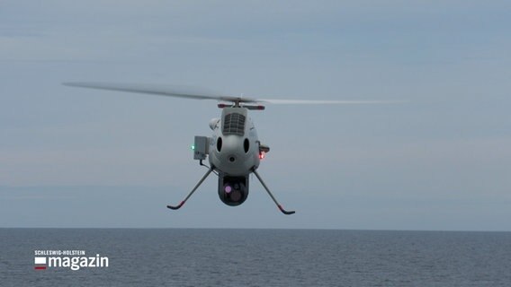 Eine Drohne schwebt über der Nordsee. © NDR Foto: NDR Screenshots