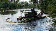 Ein Amphibienfahrzeug fährt auf einem Teich © NDR Foto: NDR Screenshots