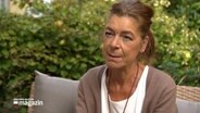 Eine Frau sitzt für ein Interview vor der Kamera © NDR Foto: NDR