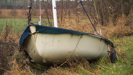 Ein verlassenes Boot liegt auf dem Rasen © NDR 
