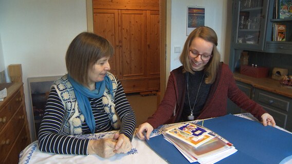 Sonja Borowski (rechts) sitzt gemeinsam mit ihrer Mutter (links) am Küchentisch © NDR 