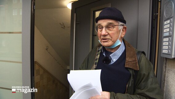 Ernst-Gerhardt Scholz steht in einer Eingangstür © NDR 