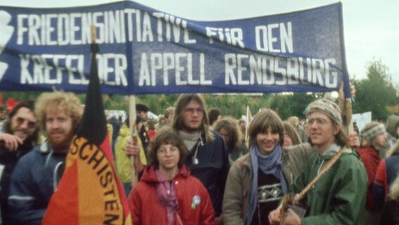 Menschen demonstrieren bei einer Friedensbewegung in der damaligen Hauptstadt Bonn. © NDR 