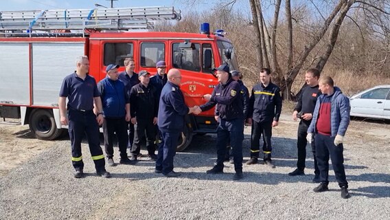 Feuerwehrmänner aus dem Kreis Plön übergeben Material an ukrainische Kollegen © NDR Foto: NDR