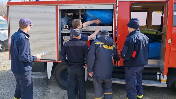 Feuerwehrmänner aus dem Kreis Plön übergeben Material an ukrainische Kollegen © NDR Foto: NDR