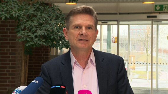 Gesundheitsminister Heiner Garg (FDP) steht für ein Interview vor der Kamera © NDR 