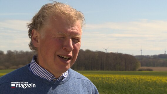 Landwirt Hans-Caspar zu Rantzau steht auf seinem Acker und spricht bei einem Interview in die Kamera © NDR 