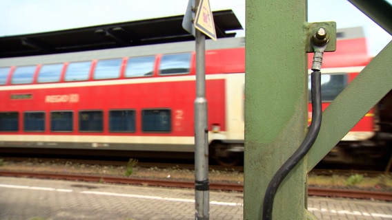Ein befestigtes Kupferkabel an einem Bahnhof © NDR 