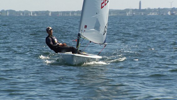 Ein Segler beim "Young Europeans Sailing" auf der Kieler Förde © NDR 