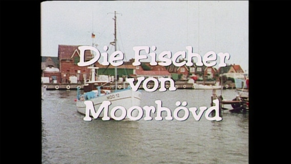 Ein Hafenbild mit der Aufschrift "Die Fischer von Moorhövd" © NDR Foto: NDR