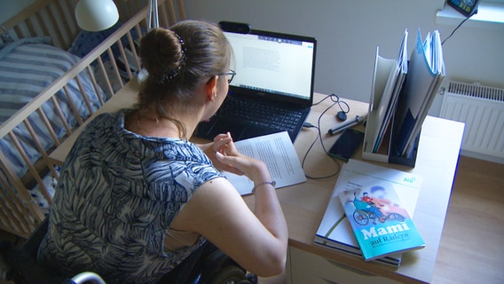 Autorin Katharina Riedel sitzt am Schreibtisch vor ihrem Laptop © NDR Foto: NDR