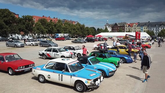 Zahlreiche Oldtimer stehen bei dem Start einer Oldtimer-Rallye auf einem Platz in Kiel © NDR 