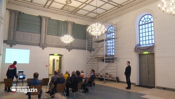 Menschen sitzen in dem Jüdischen Museum in Rendsburg © NDR Schleswig-Holstein Magazin Foto: NDR