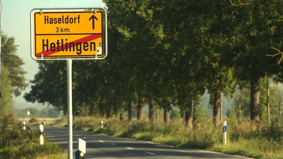 Das Ortsausfahrtschild "Hetlingen" steht am Wegesrand © NDR Schleswig-Holstein Magazin Foto: NDR