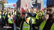 ÖPNV-Warnstreik-Demonstranten versammeln sich während einer Demonstration © NDR Schleswig-Holstein Magazin Foto: NDR