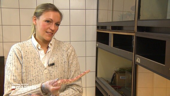 Die Tierheimleiterin Elena Iva Cujic hält eine Schlange im Arm und blickt dabei während eines Interviews in die Kamera © NDR Schleswig-Holstein Magazin Foto: NDR