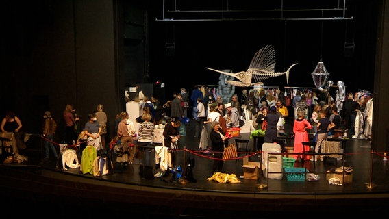 Kaufinteressierte stehen auf der Bühne des Kieler Schauspielhauses zum Kostüm- und Fundusausverkauf © NDR Schleswig-Holstein Magazin 
